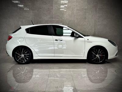 2011 Alfa Romeo Giulietta - Thumbnail