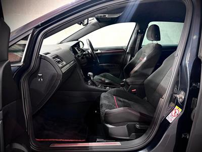 2017 Volkswagen Golf - Thumbnail