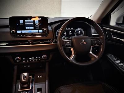 2022 Mitsubishi Outlander - Thumbnail