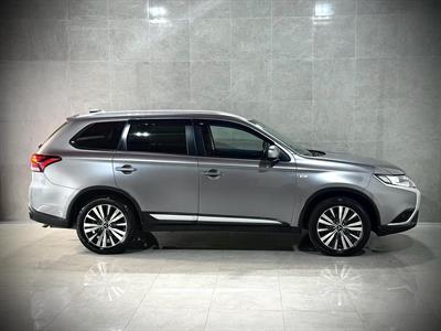 2021 Mitsubishi Outlander - Thumbnail