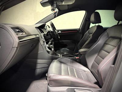2016 Volkswagen Golf - Thumbnail