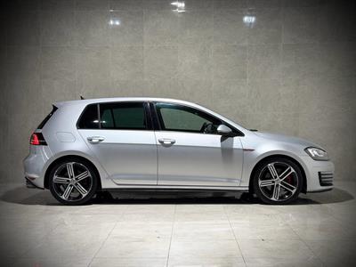 2016 Volkswagen Golf - Thumbnail