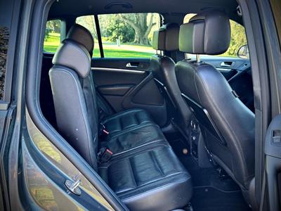 2012 Volkswagen Tiguan - Thumbnail