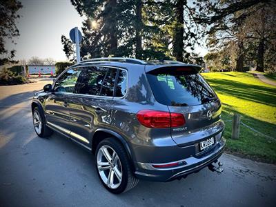 2012 Volkswagen Tiguan - Thumbnail