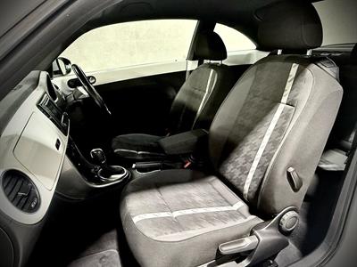 2017 Volkswagen Beetle - Thumbnail