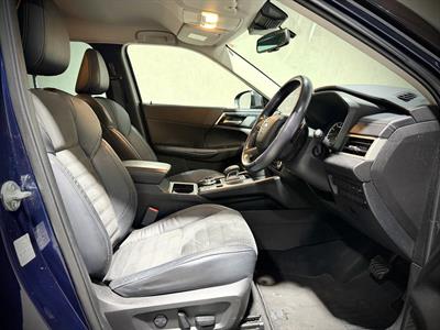 2022 Mitsubishi Outlander - Thumbnail