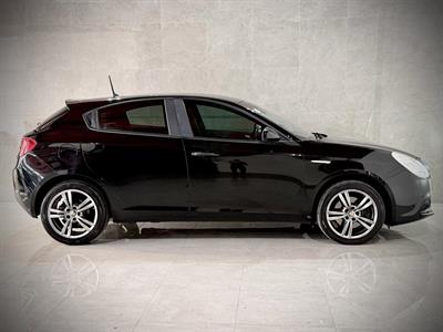 2015 Alfa Romeo Giulietta - Thumbnail