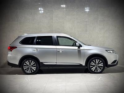 2022 Mitsubishi Outlander - Thumbnail