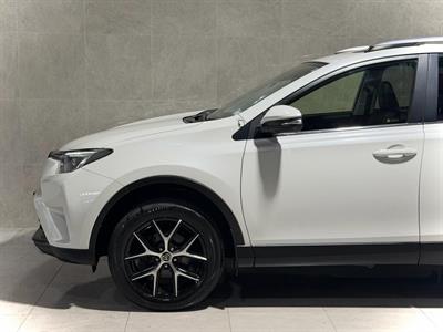 2018 Toyota Rav4 - Thumbnail
