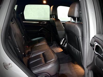 2016 Porsche Cayenne - Thumbnail
