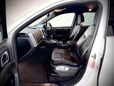 2016 Porsche Cayenne - Thumbnail