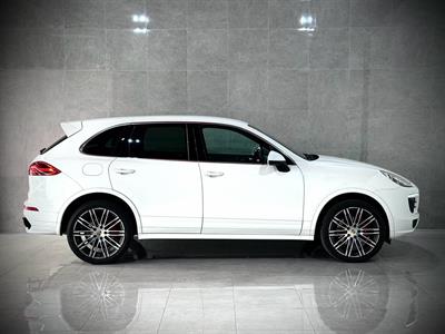 2016 Porsche Cayenne - Thumbnail