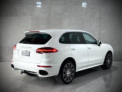 2016 Porsche Cayenne - Thumbnail