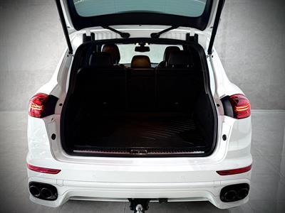 2016 Porsche Cayenne - Thumbnail