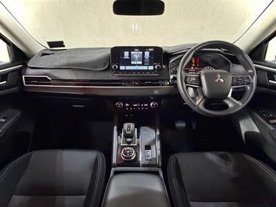 2023 Mitsubishi Outlander - Thumbnail