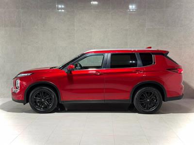 2023 Mitsubishi Outlander - Thumbnail