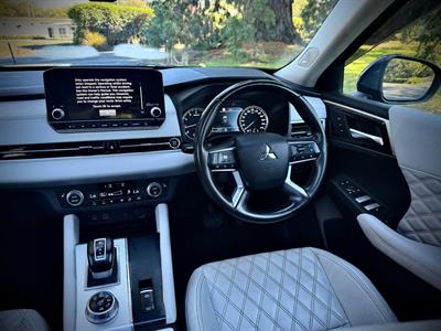 2022 Mitsubishi Outlander - Thumbnail