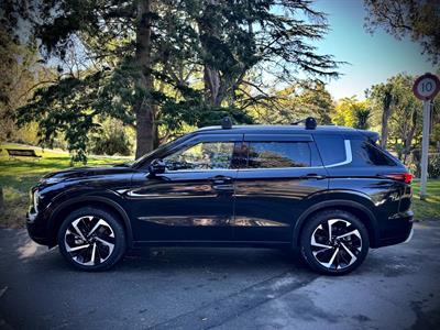 2022 Mitsubishi Outlander - Thumbnail