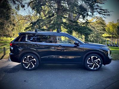 2022 Mitsubishi Outlander - Thumbnail
