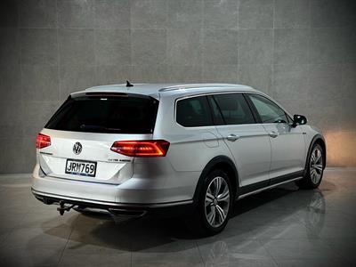 2016 Volkswagen Passat - Thumbnail