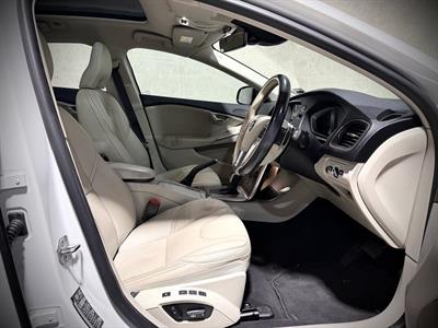 2017 Volvo V40 - Thumbnail