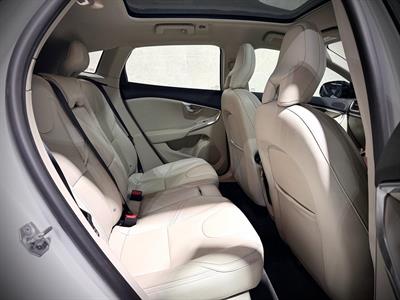 2017 Volvo V40 - Thumbnail