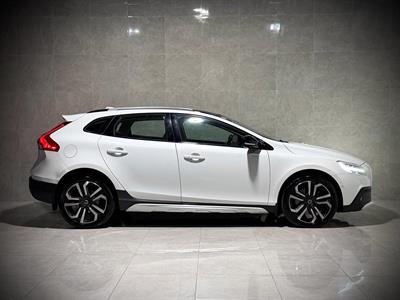 2017 Volvo V40 - Thumbnail