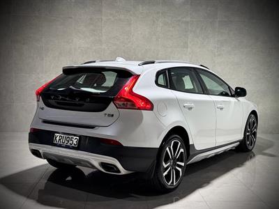 2017 Volvo V40 - Thumbnail