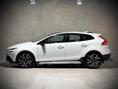 2017 Volvo V40 - Thumbnail