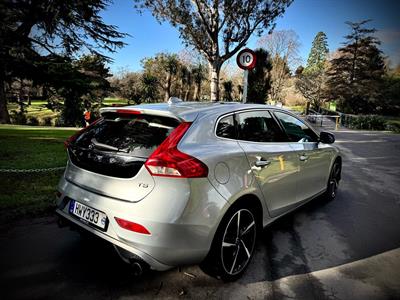 2015 Volvo V40 - Thumbnail