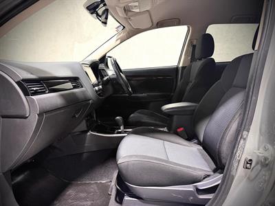 2022 Mitsubishi Outlander - Thumbnail