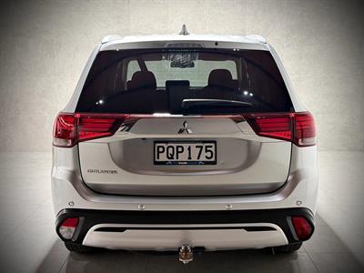 2022 Mitsubishi Outlander - Thumbnail