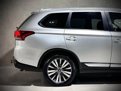 2022 Mitsubishi Outlander - Thumbnail